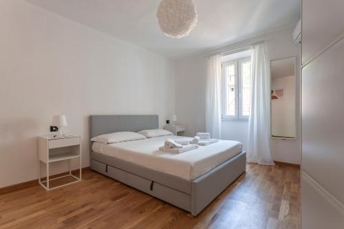 A bed or beds in a room at Una finestra sul lago