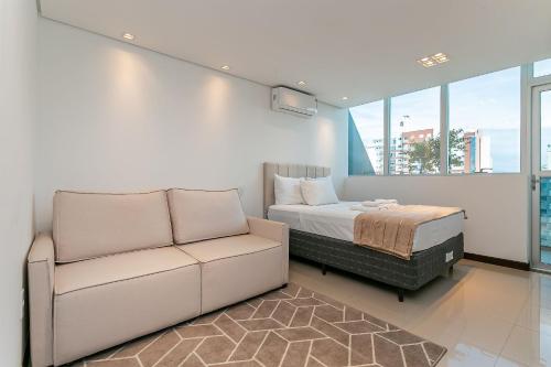 una camera con letto, divano e finestre di Vista Mar com Sacada na Agronômica #CA50 a Florianópolis