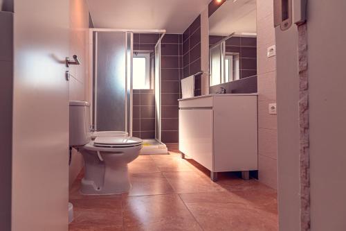 a bathroom with a toilet and a sink at Casa Morgado by NaturAlegre in Alegrete