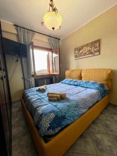 a bedroom with a bed with a blue comforter at Residence Horizonte Roccaraso in Roccaraso