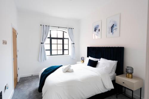 1 dormitorio con cama blanca y ventana en Stunning Townhouse with Pool Table, en Birmingham