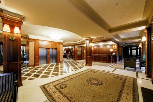 a large lobby with a rug on the floor at Panska Gora in Lviv