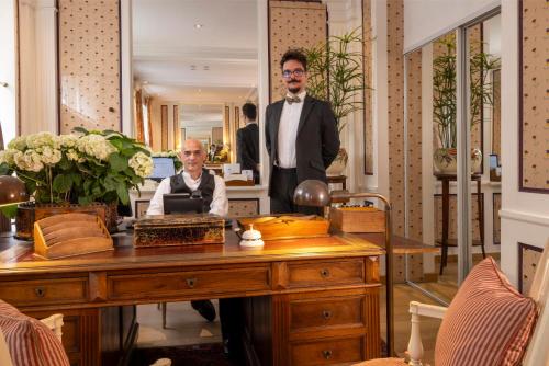 Členové personálu v ubytování Hôtel Le Saint Gregoire