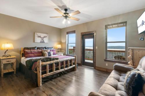 una camera da letto con un letto e un divano di Chateau on the Cove a Branson