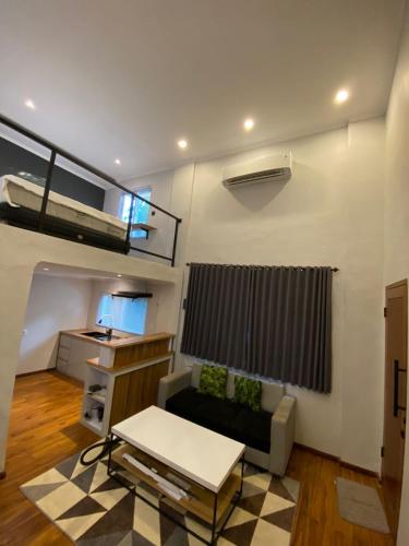 een woonkamer met een bank en een loft bij Modern LOFT studio apartment in Sanur