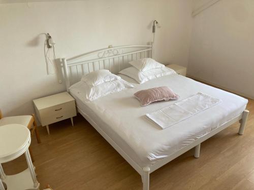 ドゥブロヴニクにあるGuest House Libertas 3の枕が2つ置かれた白いベッド