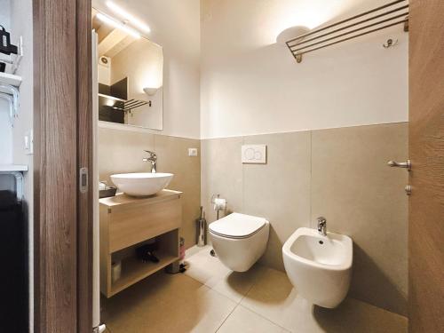 La salle de bains est pourvue d'un lavabo, de toilettes et d'un bidet. dans l'établissement Via Poma Rooms, à Vérone