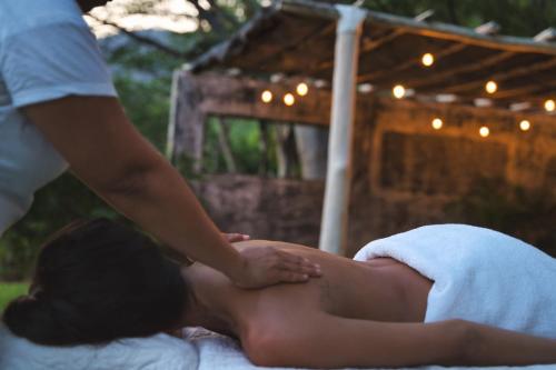 una mujer recibiendo un masaje en una cama en Punta Santa Maria, en Santa María del Oro