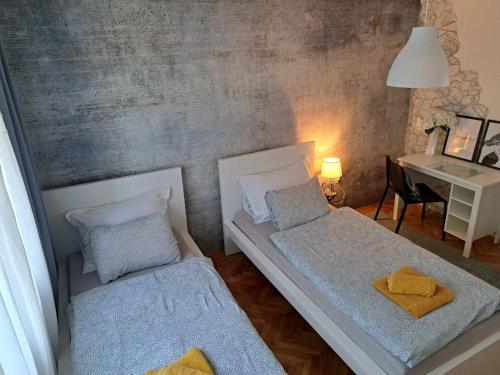 a small room with two beds and a desk at Kuća za odmor Alea Rustica Daruvar in Daruvar