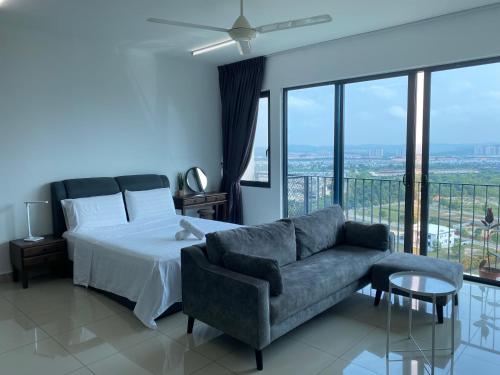 sypialnia z łóżkiem i kanapą w obiekcie Trefoil @ Studio Comfy~Dhomestay 2 w mieście Shah Alam