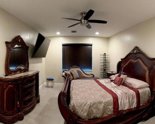 een slaapkamer met een bed en een plafondventilator bij Port St. Lucie Home Paradise in Port Saint Lucie