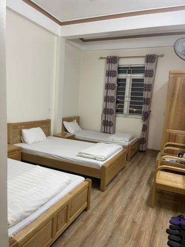 Zimmer mit 2 Betten und einem Fenster in der Unterkunft HOTEL HOÀNG GIA in Lai Châu