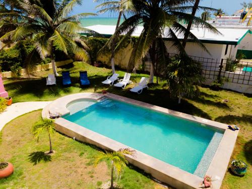una vista aérea de una piscina con sillas y palmeras en Hotel Flamingos Inn, en Chuburná