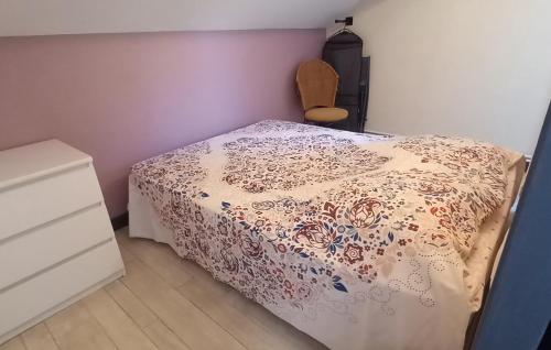 Dormitorio pequeño con cama y vestidor en Chez PyrieCat à Gap en Gap