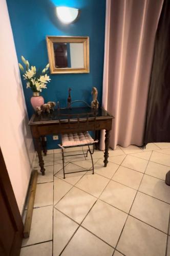stół i ławka w pokoju z lustrem w obiekcie ENTRE DEUX HOTES w mieście Entre-Deux
