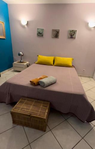 sypialnia z dużym łóżkiem z dwoma ręcznikami w obiekcie ENTRE DEUX HOTES w mieście Entre-Deux