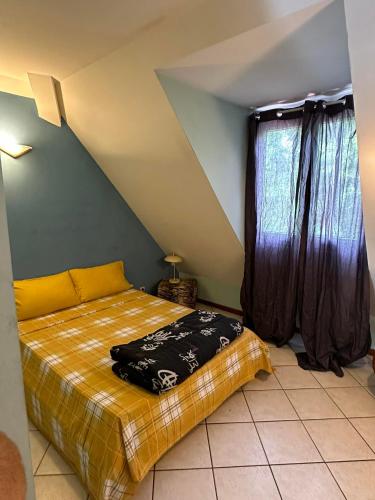 una camera con letto e finestra di ENTRE DEUX HOTES a Entre-Deux