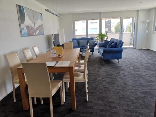 a dining room with a table and chairs at Ferienwohnung Hirschen in Gossau