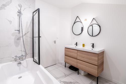 y baño con lavabo, ducha y espejo. en Nouveau - Maison à 15min du centre ville Nantes, en Orvault