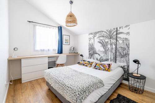 une chambre blanche avec un lit et un bureau dans l'établissement Maison à 15min du centre ville Nantes - Un Air de Vacances, à Orvault