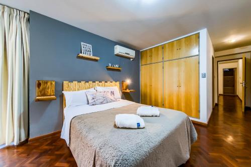 a bedroom with a large bed with two towels on it at Viaggiato Nueva Cordoba in Cordoba