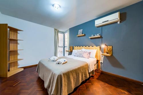 een slaapkamer met een bed en airconditioning bij Viaggiato Nueva Cordoba in Cordoba