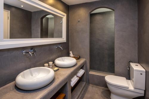 Un baño de Anema Boutique Hotel & Villas Santorini