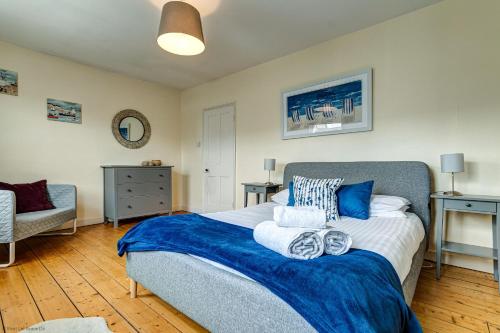 a bedroom with a bed with a blue blanket at Mill House Oxford in Oxford