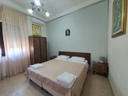 a bedroom with a bed with two towels on it at Hotel Bed & Breakfast Minu' in Paravati