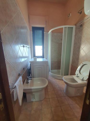 a bathroom with a sink and a toilet and a mirror at Hotel Bed & Breakfast Minu' in Paravati