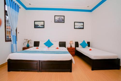 a bedroom with two beds in a room at Tra Que Green Villa Hoi An in Hoi An