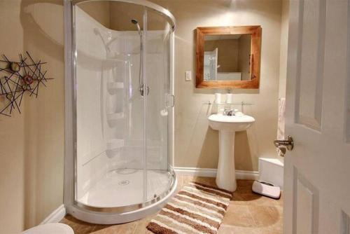 La salle de bains est pourvue d'une douche et d'un lavabo. dans l'établissement Loft Nid d’amour, à Québec