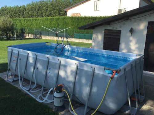 una piscina con tubo annesso a una casa di Ca' Marsari a SantʼAngelo