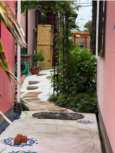a walkway with a drain in the middle of a building at Eishinan 栄進庵 in Fuji