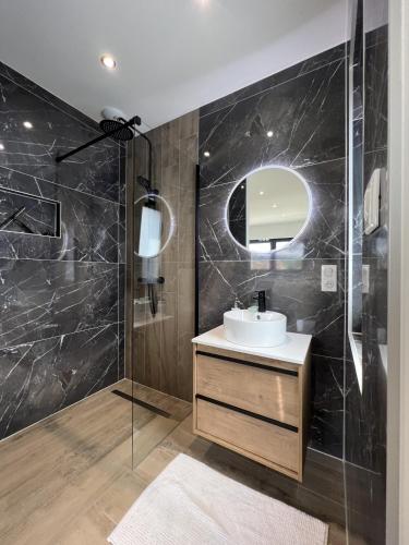 une salle de bain avec un lavabo et un miroir dans l'établissement FAMILIA GITE, à Ingersheim