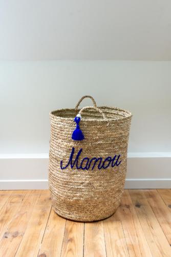 a basket with the name maroon on it sitting on a wooden floor at Chez Manou, appt spacieux et élégant proche mer in Ault
