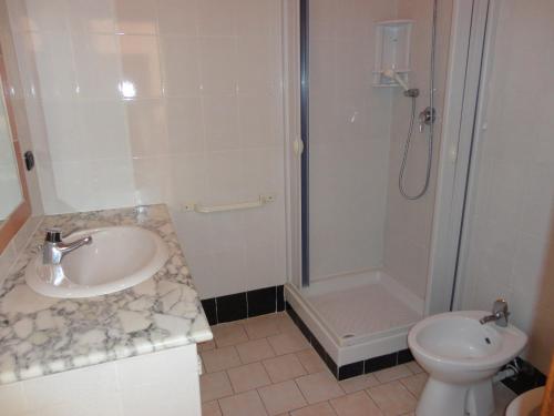 een badkamer met een wastafel, een douche en een toilet bij Pensione Affittacamere Miriam in Scalea