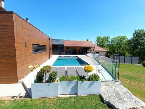 une piscine dans l'arrière-cour d'une maison dans l'établissement Chez PLYZ - Maison familiale Since 2010, à Mesnois