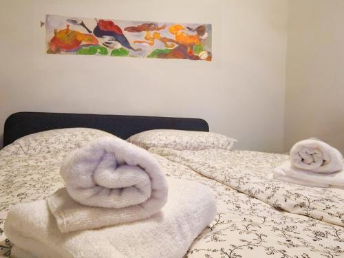 a bed with two towels on top of it at Historisches Haus am Fuße der Festung Ehrenbreitstein am schönen Rhein in Koblenz
