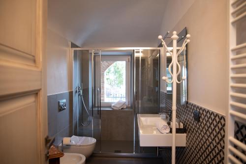 Bilik mandi di Sedendo e Mirando B&B