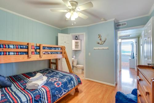 een slaapkamer met een stapelbed en een plafondventilator bij Coastal Murrells Inlet Condo with Balcony! in Myrtle Beach