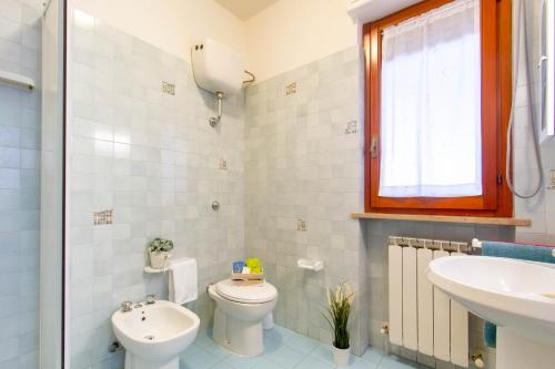 La salle de bains est pourvue de toilettes et d'un lavabo. dans l'établissement Appartamento Galileo - MyHo Casa, à Tortoreto Lido