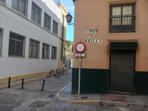 a street sign in front of a building at Habitación privada con baño. in Cádiz