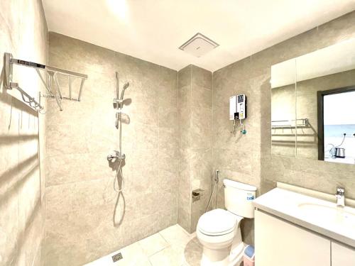 Bilik mandi di U Mall Apartments - 400m to Sokha Beach