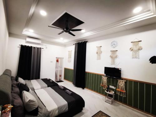 MINI HOTEL CONCEPT في كوالا ترغكانو: غرفة نوم بسرير ومروحة سقف
