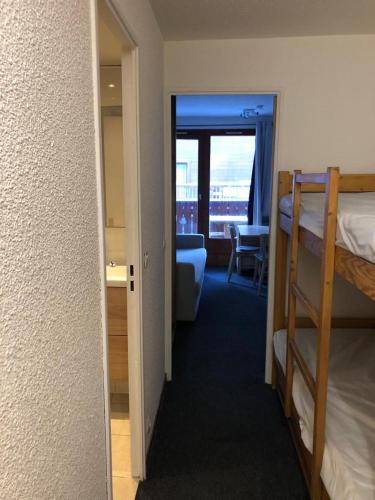- une chambre avec des lits superposés dans l'établissement Studio Tignes Val Claret, à Tignes
