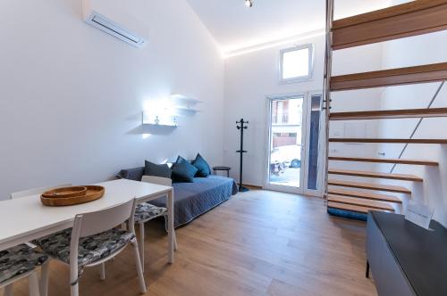 カステッランマーレ・デル・ゴルフォにあるWhite Homeのソファとテーブルのあるリビングルーム