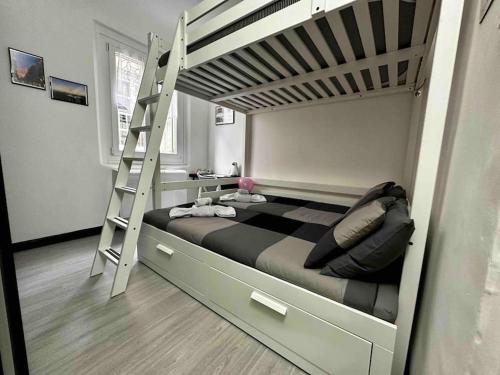 ein Schlafzimmer mit einem Etagenbett mit einer Leiter in der Unterkunft Dal Cielo Ai Rolli in Genua
