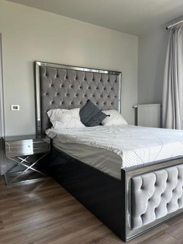 Ένα ή περισσότερα κρεβάτια σε δωμάτιο στο Lejlighed med shoppingcenter - Beylikdüzü