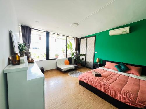 een slaapkamer met een groene accentmuur en een bed bij 2BR/Rooftop/elevator/150m to Hoan Kiem Lake in Hanoi